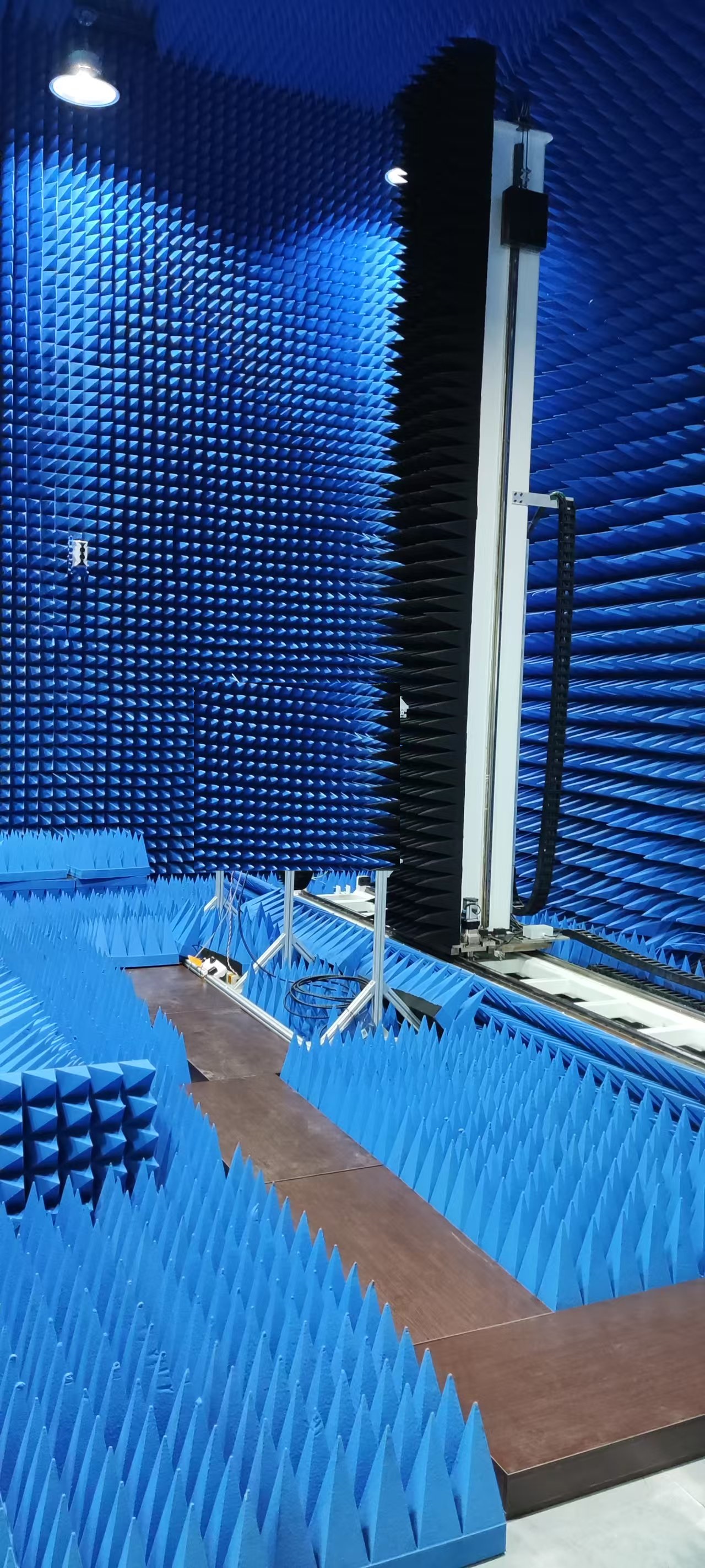 Actual photograph of the anechoic chamber with blue absorbers and the scanner installed